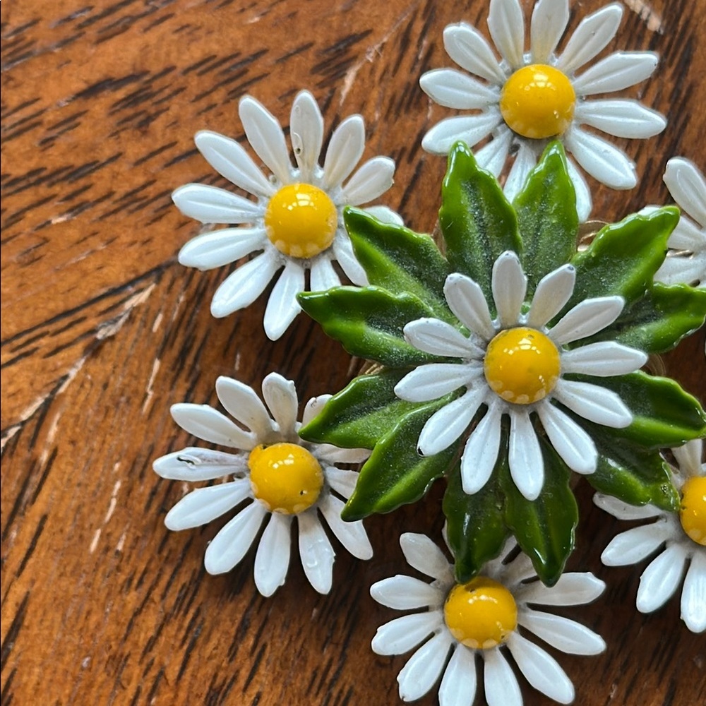Vintage Daisy Pin - Picture 5 of 6